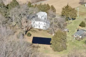 Earth Right Mid-Atlantic Ground mounted solar panels with customer home